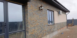 Камень на фасаде фото процесса монтажа 3D панели RKS SLATE Сланец Dark Multicolor купить с доставкой (3)
