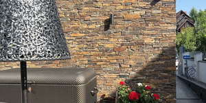 Сочетание Кровельный Сланец RKS SLATE Charcoal и Сланец Cedar Slate Country Rockface Strips фото реализованного проекта (2)