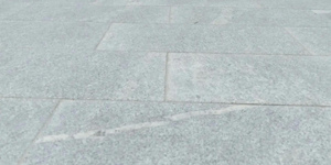 Гранитная плитка RKS SLATE Грей перл термо 600х300х30 (фотоотзыв, крыльцо) БГТУ Шухова Белгород (1)