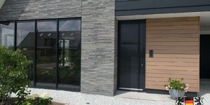 Фасадная доска из ДПК Bamberg Natural Lebanese Cedar комбинация с ригельным кирпичом (1)