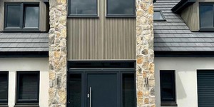 Реечная панель ДПК Turtle Shell, Middle Lines, Canadian Maple Co-Extrusion фотогалерея домов с отделкой рейками (2)