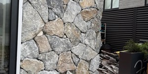 Облицовочный камень RKS SLATE Anatolian Black Marble Loose (фотоотзыв, фасад и камин) (1)