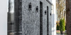 Фасад в отделке 3D панели из натурального камня Кварцит Black Quartz Classic от бренда RKS SLATE фото готового дома (1)