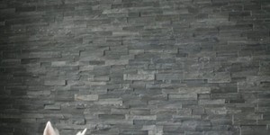 3D мозаика из камня на стену RKS SLATE Кварцит Monsoon Black Rockface фото результата в интерьере (12)