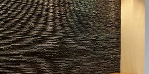 Длинный камень полосой в интерьере фото 3D панели RKS SLATE Сланец Black Pencil (3)