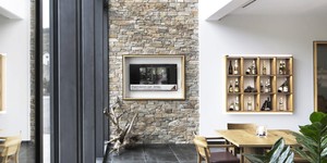 Каменная стена в интерьере из 3D панели RKS SLATE  Кварцит Biege Quartz Country фото интерьера, купить камень с доставкой в РКС Клинкер (2)