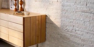 Каменная стена в интерьере фото 3D панели RKS SLATE Кварцит White Quartz Classic купить камень для стен с доставкой (15)