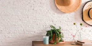 Каменная стена в интерьере фото 3D панели RKS SLATE Кварцит White Quartz Classic купить камень для стен с доставкой (4)