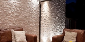 Каменная стена в интерьере фото 3D панели RKS SLATE Кварцит White Quartz Classic купить камень для стен с доставкой (6)