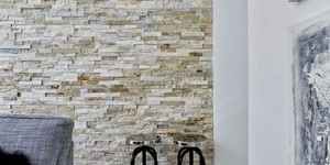 Камень для стен в интерьере фото проекта с применением 3D панели Сланец Beige Slate от бренда RKS SLATE (1)
