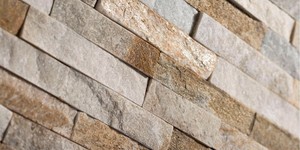 Натуральный камень на стене в интерьере 3D панели Beige Slate Classic от RKS SLATE фото гостиной (8)