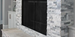 Камень для облицовки печей и каминов в виде 3D панели RKS SLATE Мрамор Cloudy Grey купить, фото после монтажа (14)