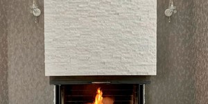 Отделка фасада камина из каменной 3D панели RKS SLATE Кварцит White Quartz Classic фото готового камина (12)
