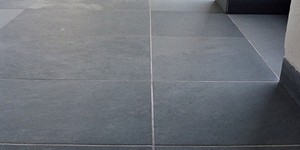 Насыщенная черная плитка для коридора, холла из камня RKS SLATE Сланец Brazil Black Natural не скользит (8)