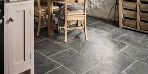 Пол на кухне из черной плитки натурального сланца RKS SLATE Brazil Black Natural (3)