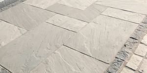 Благоустройство во дворе на фото Плитка из песчаника RKS SLATE Belgian Grey купить с доставкой (15)