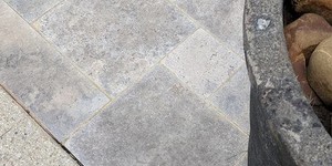 Серая плитка из натурального травертина для благоустройства территории RKS SLATE Silver Cross Cut заказать (2)