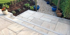 Ступени в ландшафте облицованные Плиткой из песчаника RKS SLATE Belgian Grey лучшее решение для мощения (1)